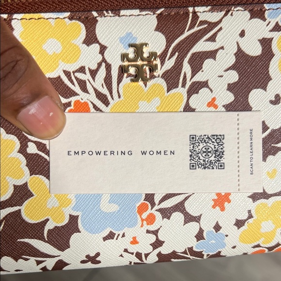 Tory Burch Emerson Printed Wristlet - Picture 11 of 12